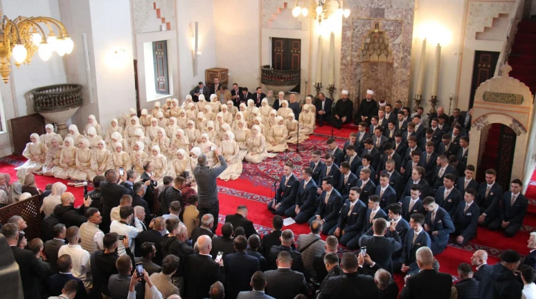 Gazi Hüsrev Bey Medresesi'nin 475. dönem mezunları coşkuyla uğurlandı