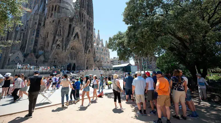 Barcelona, aşırı turizmi durdurmak için vergi artırdı ve turist sayısını sınırladı