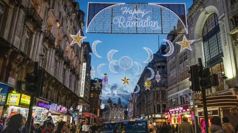 Londra, Ramazan'ı büyüleyici ışıklarla karşılıyor: 31 bin LED ile süslendi
