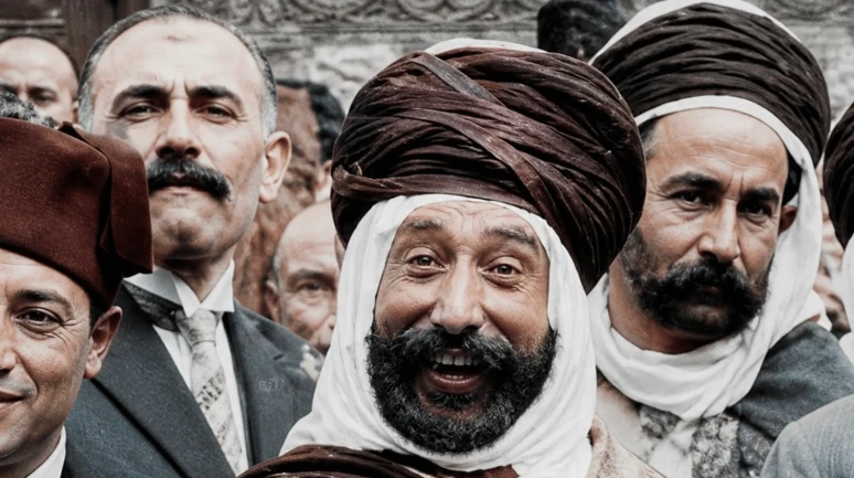 Sosyal medyada Cem Yılmaz’a benzetilen Fas Sultanı’nın renklendirilmiş görüntüleriyle büyük ilgi gördü!