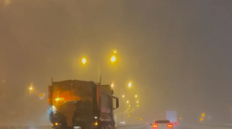 Bolu Dağı'nda etkili kar yağışı: Ekipler aralıksız yol açma çalışması yapıyor