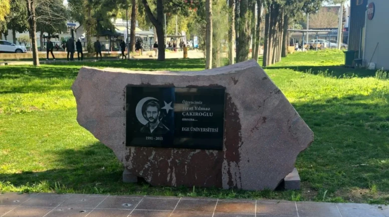 Ege Üniversitesi'nde Fırat Yılmaz Çakıroğlu Anısı için anıt dikildi