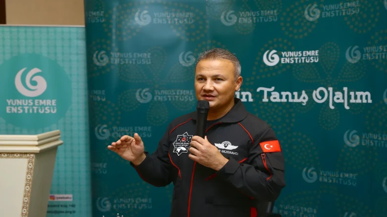 Türkiye'nin ilk astronotu Alper Gezeravcı Bakü'de gençlerle buluştu