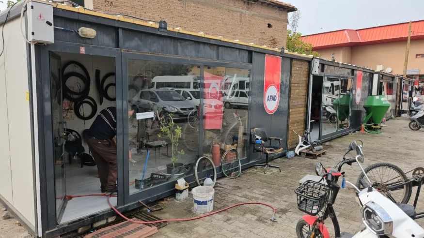 Sındırgı'da depremzede esnafa AFAD'dan konteyner dükkan desteği