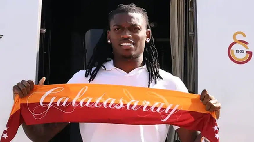 Rafael Leão İstanbul'da! Galatasaray taraftarından yıldız futbolcuya coşkulu karşılama