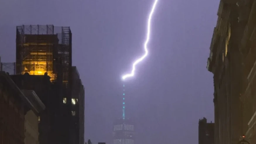 New York'ta fırtına: Özgürlük Kulesi'ne peş peşe yıldırım düştü