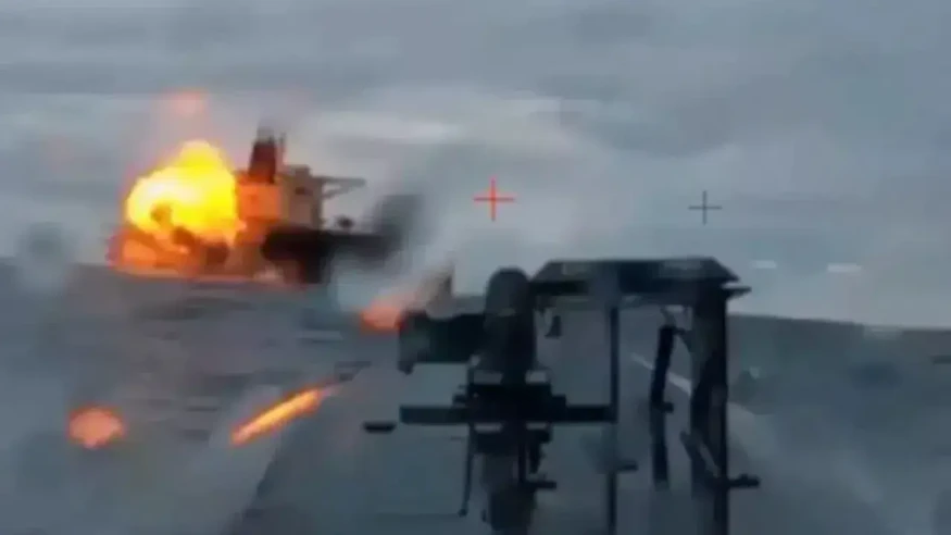 Yunanistan bayraklı petrol tankeri saldırıya uğradı: Mürettebat güvende, ama tehlike sürüyor