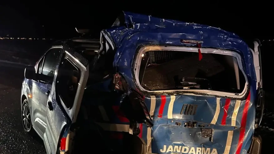 Erzurum’da gece feci kaza: Kontrolden çıkan tır jandarma ekibine çarptı, 4 yaralı
