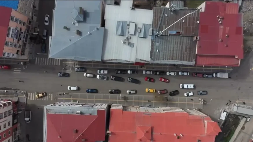 Kars'ta sürücülerden örnek davranış: ambulansa fermuar sistemiyle yol verme uygulaması