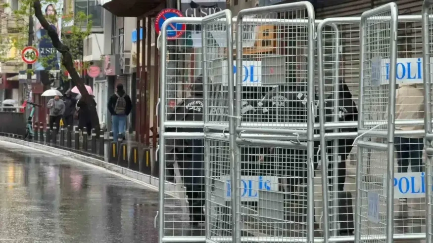 Taksim'e çıkan tüm yollar çelik bariyerlerle kapatıldı