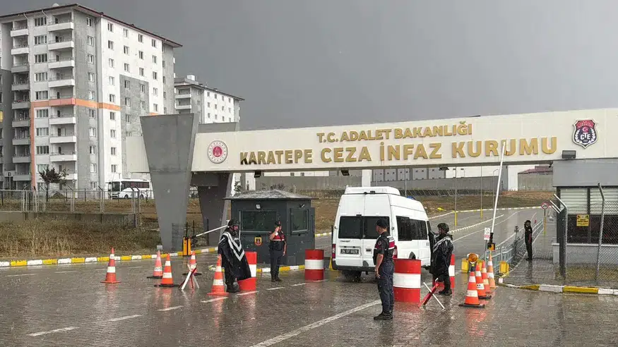 Oğuzhan Uğur, Ahbap Derneği soruşturmasında tutuklanıp cezaevine gönderildi