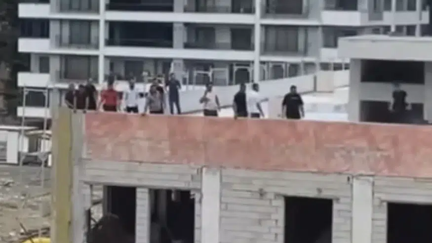 İskenderun’da maaş iddiasıyla işçiler çatıya çıktı