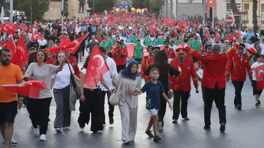 Balıkesir'de 30 Ağustos coşkusu: Bayraklarla dolu yürüyüşte ezan ve İstiklal Marşı aynı anda yankılandı