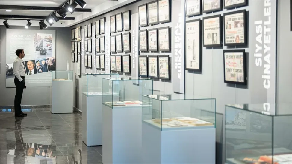 "1990'lar: Eski Türkiye Sergisi", Ankara Sanat Galerisi'nde ziyaretçilerin ilgisine sunuldu