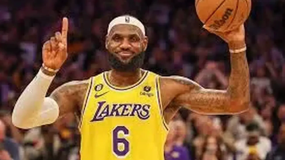 LeBron James tarih yazdı: En fazla saha içi isabet rekorunu kırdı