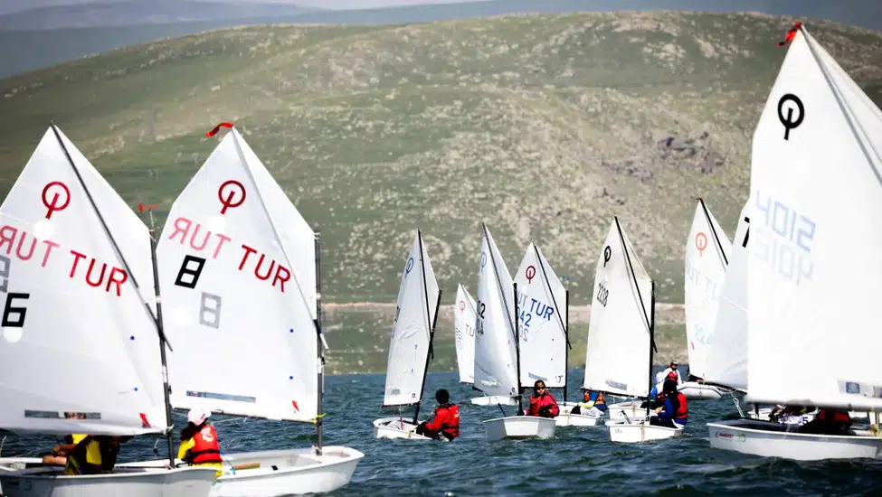 Çıldır Gölü'nde yelken şöleni: Genç sporcular zirve için rüzgara karşı yarıştı