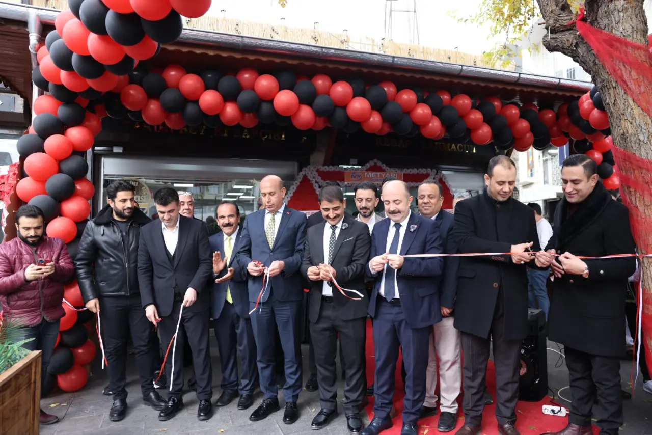 “Gaziantep’in gülen yüzü” olarak tanınan İsmail Şef’in yeni mekanı  Tarihi Bey Kebapçısı açıldı 6