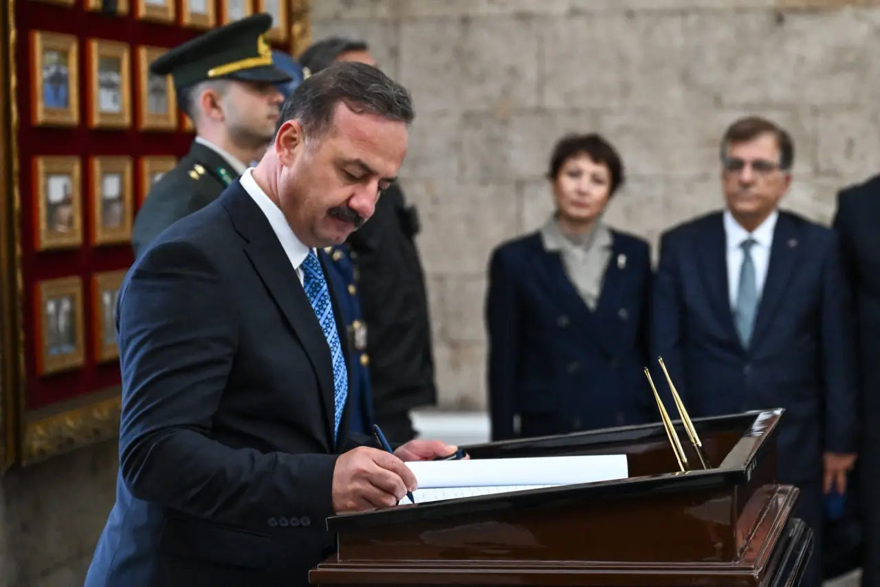 Anahtar Parti, 2. kuruluş yıl dönümünde Anıtkabir’i ziyaret etti 1